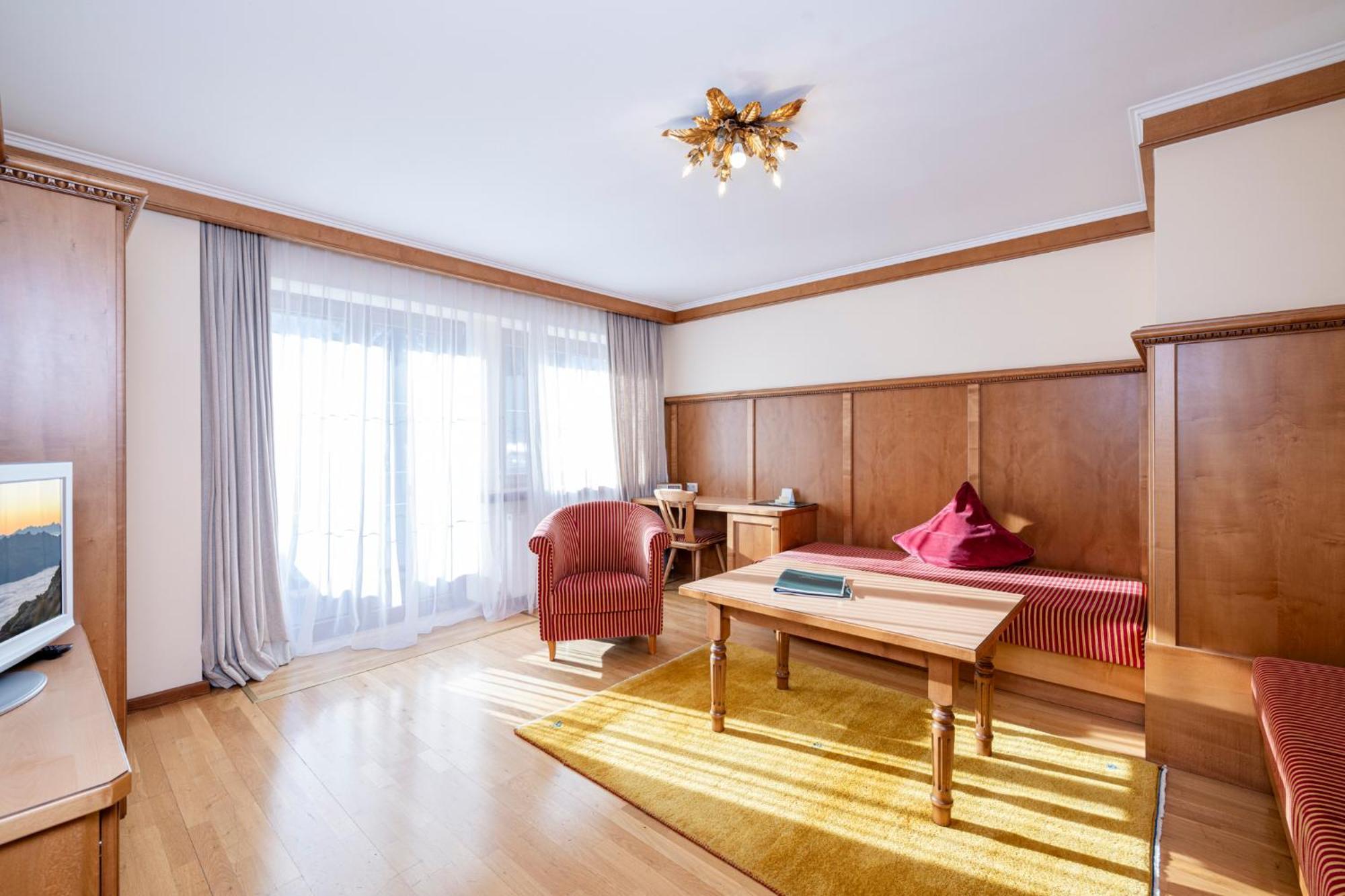 Aparthotel Landhaus St. Joseph Mayrhofen Exterior photo
