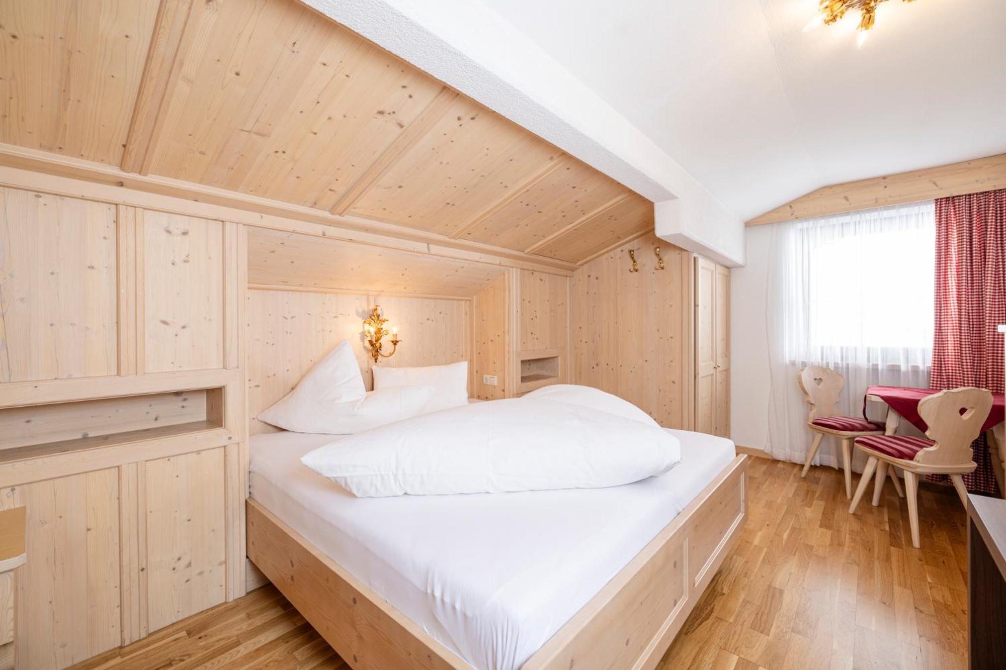 Aparthotel Landhaus St. Joseph Mayrhofen Exterior photo