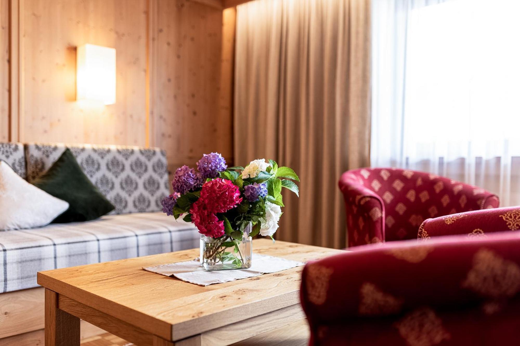Aparthotel Landhaus St. Joseph Mayrhofen Exterior photo